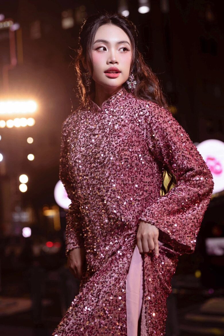 Chiếc áo dài sequins lấp lánh giúp cho Phương Mỹ Chi luôn tràn đầy sức sống.