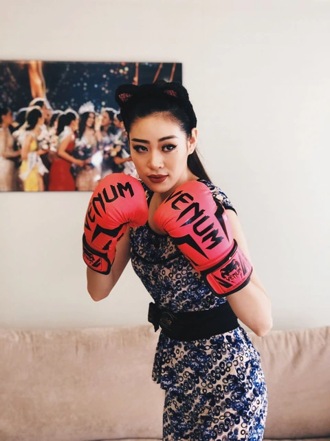 Cô còn phối đồ bộ với những dụng cụ chơi boxing.