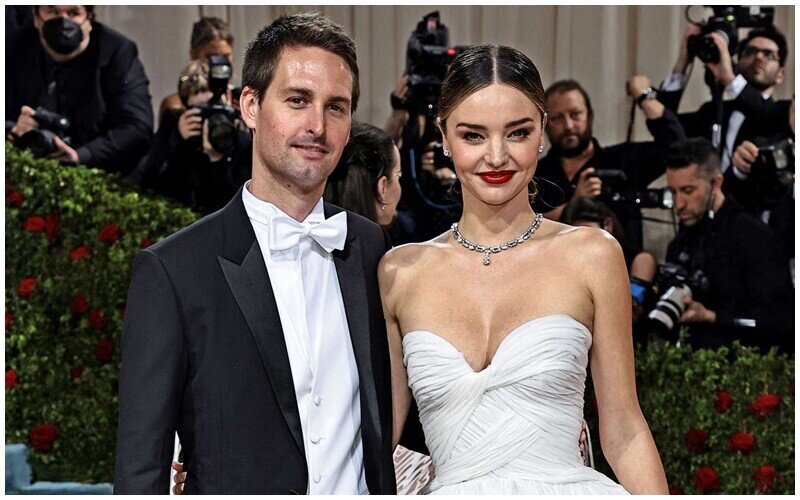 Cựu siêu mẫu Miranda Kerr là vợ của tỷ phú công nghệ trẻ nhất thế giới. Trước đó cô từng có cuộc hôn nhân đầu tiên với nam tài tử nổi tiếng Orlando Bloom.
