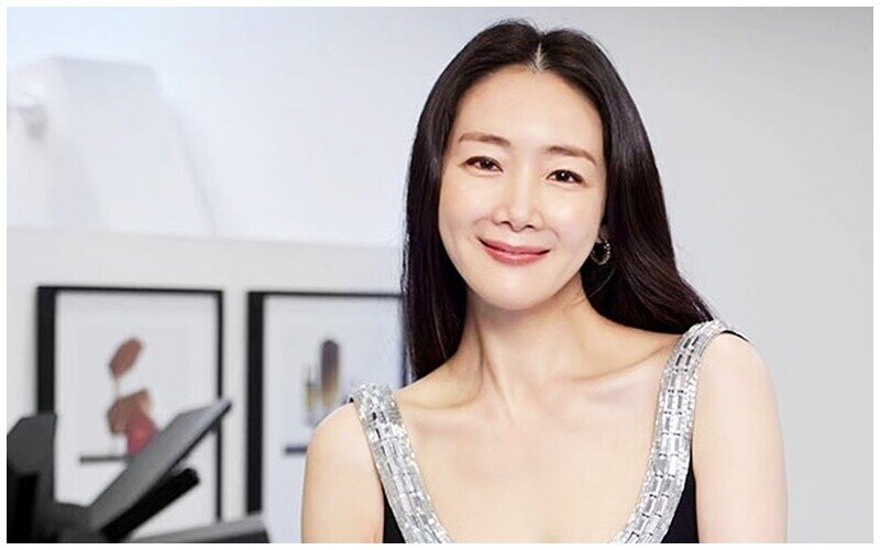 Choi Ji Woo là nữ diễn viên nổi tiếng của Hàn Quốc, cô được truyền thông gọi là “Nữ hoàng nước mắt” vì hay đóng những bộ phim trầm buồn.
