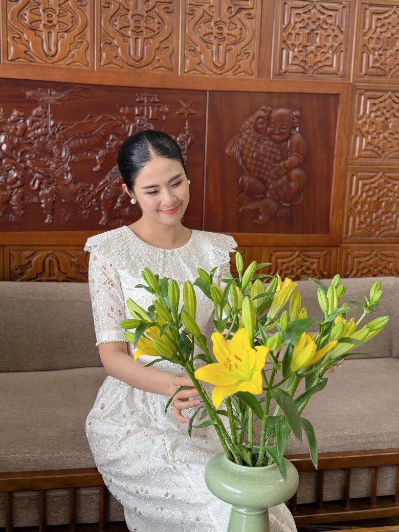 Ngọc Hân hay trò chuyện với con về truyền thuyết các loài hoa.