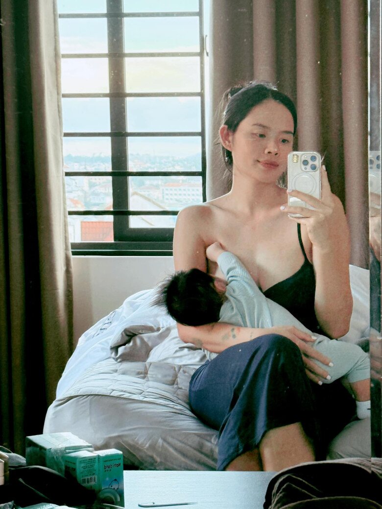 Khoảnh khắc gợi cảm của Trần Hiền khi cho con bú.