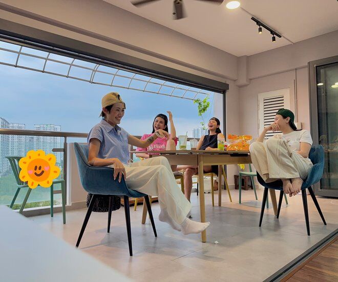 Bức ảnh Trần Hiền (áo đen) bên Diệp Lâm Anh, Đàm Thu Trang, Pông Chuẩn hồi cuối năm 2024 không để lộ bụng bầu.