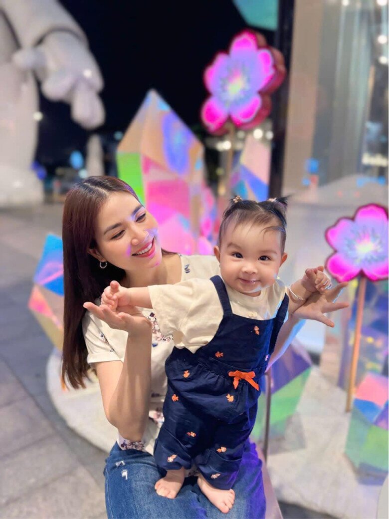 Hành trình chạm tay đến thiên chức làm mẹ sau nhiều năm điều trị hiếm muộn của Kha Ly làm nhiều mẹ xúc động.