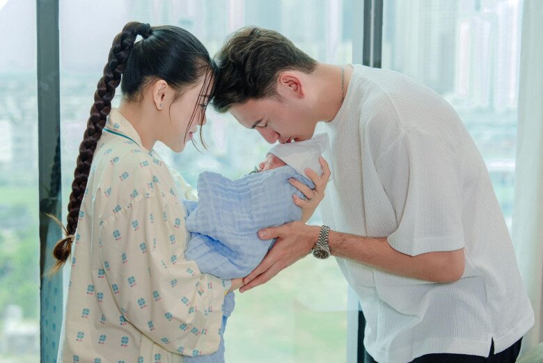 Đặng Văn Lâm dành nụ hôn ngọt ngào cho con trai mới sinh.