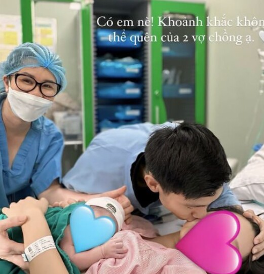 Đoàn Văn Hậu luôn bên vợ.