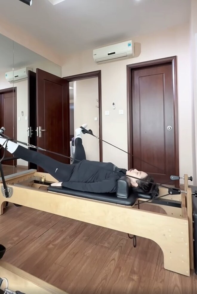Nữ MC rất chăm chỉ tập chân trên máy pilates.