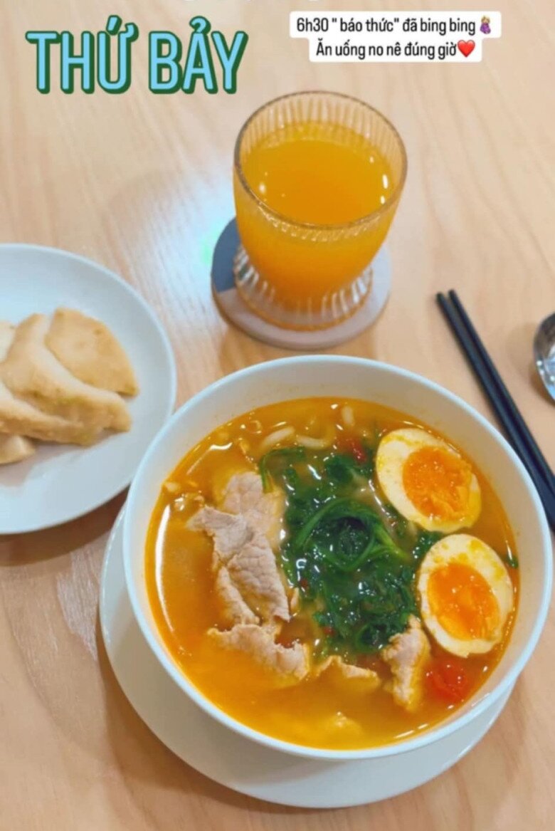 Mai Ngọc vẫn thức dậy sớm trong thai kỳ và ăn uống điều độ.