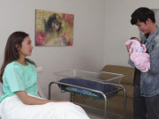 Bà bầu - Đi sinh một mình, nhìn đứa trẻ đỏ hỏn trên tay chồng tôi ngất lịm