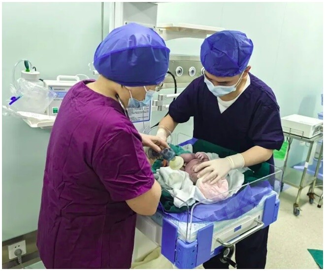 Sản phụ lớn tuổi đã sinh con thành công.