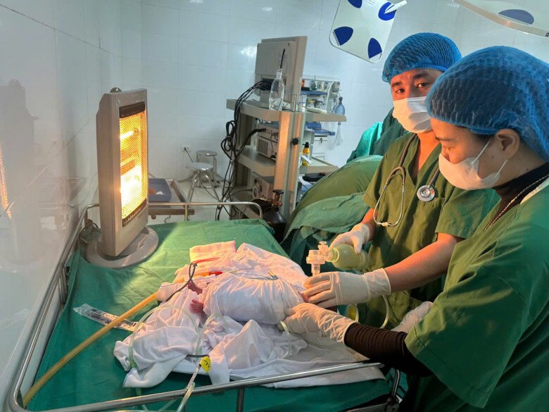 Nữ sinh tự sinh con ở kí túc xá, sản phụ 21 tuổi mang thai đôi đẻ rơi tại nhà - 2