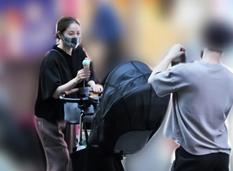 Khi làm mẹ cô ăn mặc giản dị.