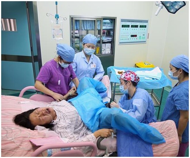 Sản phụ đau đớn nằm chờ sinh. Ảnh minh họa.