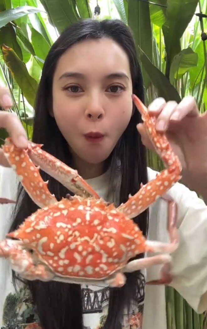 Bà bầu không nghén, thậm chí còn bận cái mỏ trong thai kỳ, da dẻ vẫn hồng hào.