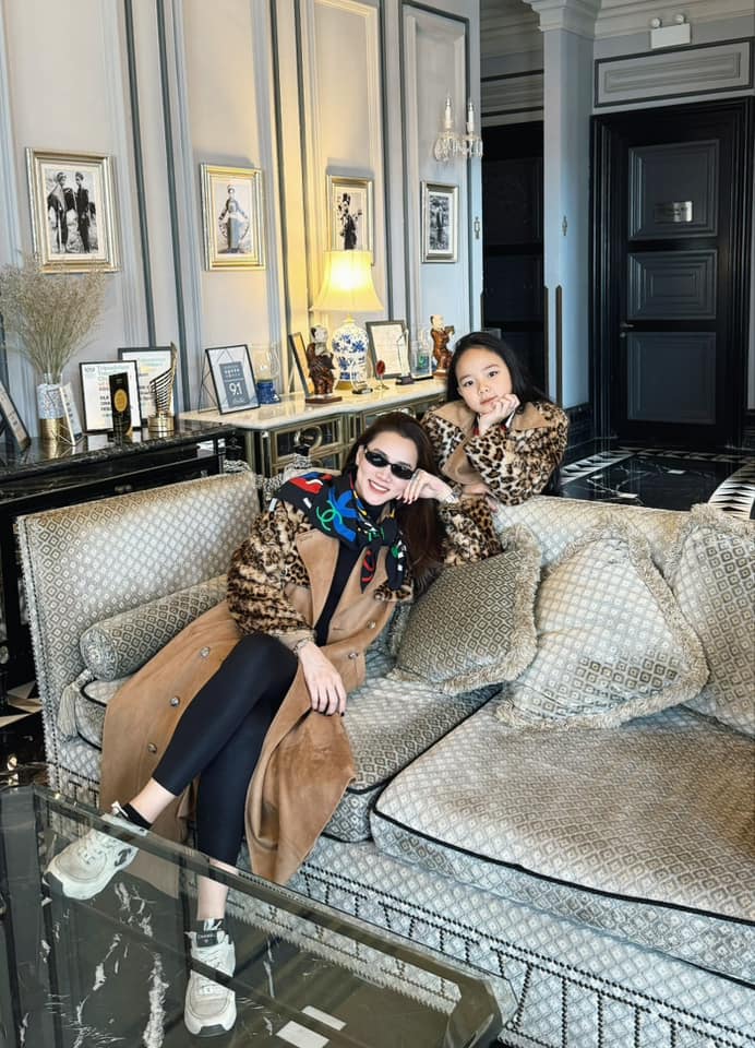 Bà bầu rất sành điệu, thần thái.