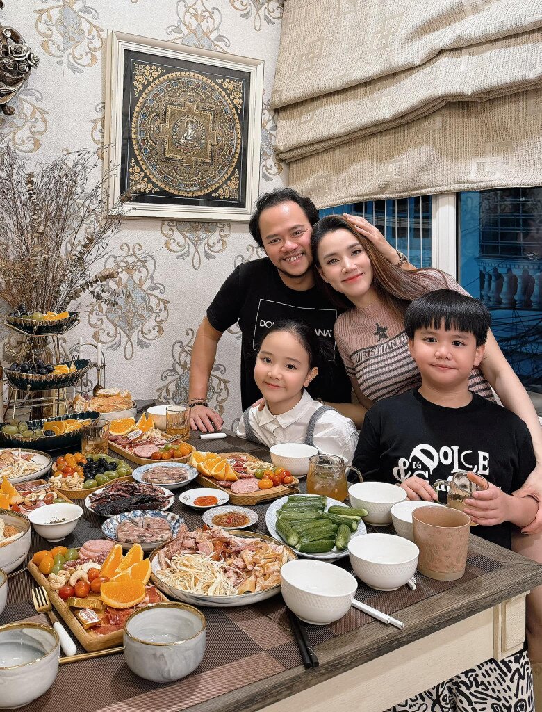 Đạo diễn Hoàng Duy yêu thương, chăm vợ bầu chu đáo.