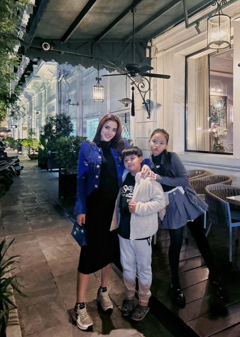 Dù vác bụng bầu to, Trang Nhung vẫn bé bỏng và đáng yêu trong mắt các con.