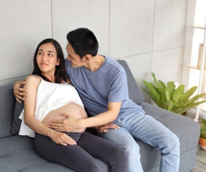 Chuyện ấy? Ấy nào? - Anh hỏi lại, lòng cầu mong đó chỉ là một hiểu lầm ngôn ngữ. (Ảnh minh họa)