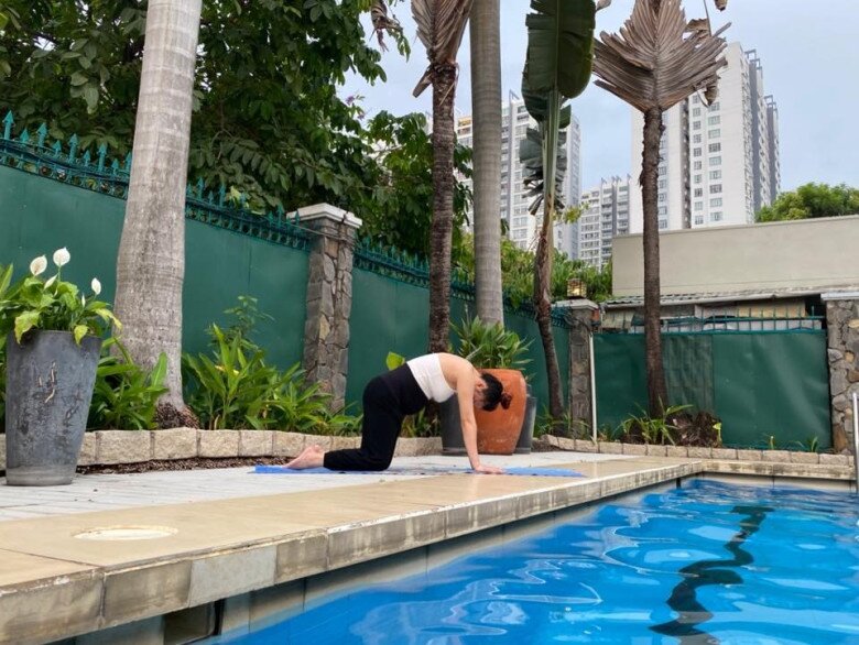 Nữ ca sĩ chăm tập yoga khi bầu bí.
