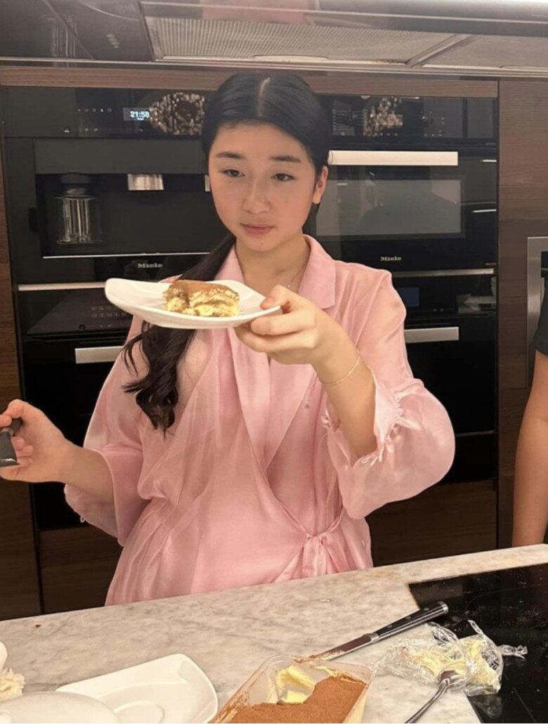 Loạt amp;#34;công chúaamp;#34; nhà hoa, á hậu Việt sở hữu đôi chân dài thẳng tắp, mẹ đứng kế trông như amp;#34;tí honamp;#34; - 6