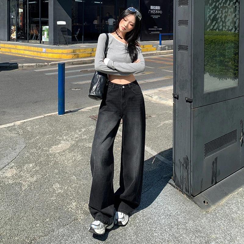 Quần jeans mix với áo crop top và giày thể thao được nhiều chị em yêu thích.