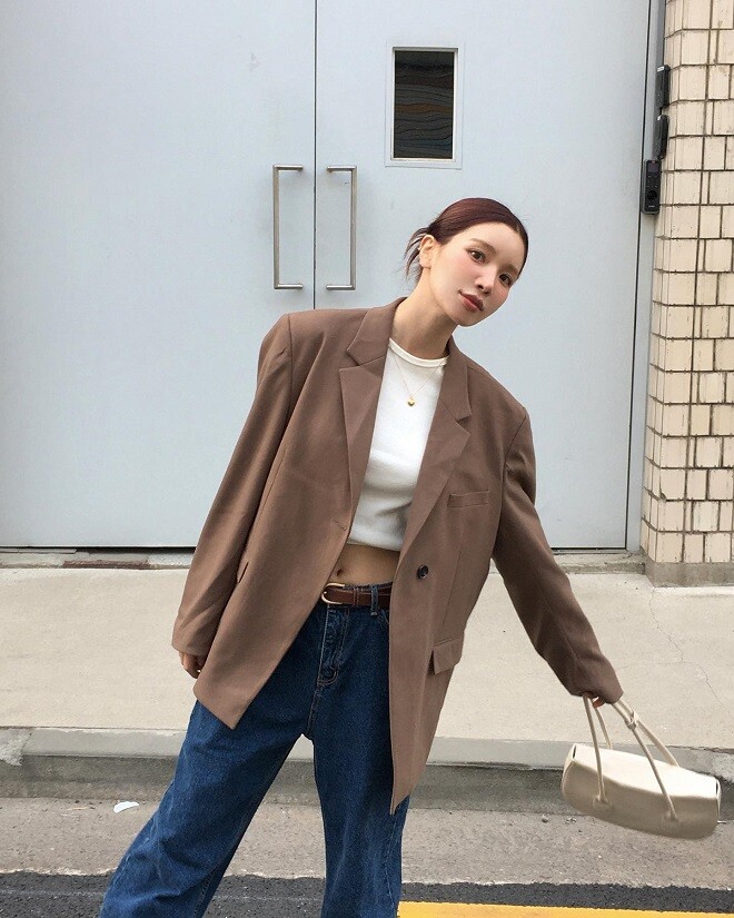 Nếu theo đuổi style phóng khoáng, các cô gái không thể bỏ qua áo blazer oversized. 