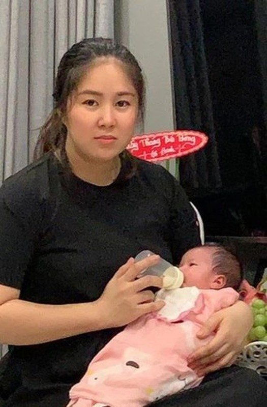 Mãi đến lúc đã sinh em bé, thân hình mũm mĩm, gương mặt tròn trịa mất nét xưa của nữ diễn viên cũng vấp phải không ít lời gièm pha của dân tình.