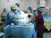 Bà bầu - Sinh đôi xong chưa kịp khâu, sản phụ vội hét lên “chờ đã”, bác sĩ kiểm tra liền phát hiện điều khó tin