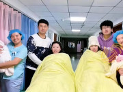 Bà bầu - Chị em song sinh mang thai cùng ngày, sinh con cùng ngày, chỉ cách nhau 30 phút