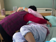 Bà bầu - Con dâu trách mẹ chồng cho nằm nệm bị ướt sau sinh, bà vội gọi xe cấp cứu đưa đến bệnh viện