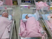 Bà bầu - Con gái càng lớn càng xinh đẹp nhưng không giống bố mẹ, chồng lén xét nghiệm ADN rồi sốc nặng