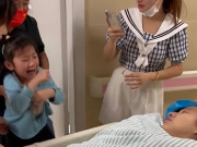 Bà bầu - Vừa sinh xong cả nhà chăm chú nhìn em bé, sản phụ rưng rưng vì hành động của con gái đầu lòng