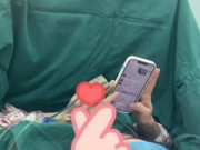 Bà bầu - Nằm trên bàn sinh mổ, sản phụ vẫn thoải mái bấm điện thoại tán gẫu như đi spa thư giãn