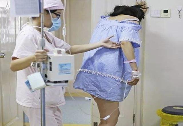 Tập đi sau sinh mổ là nỗi ám ảnh của nhiều sản phụ.