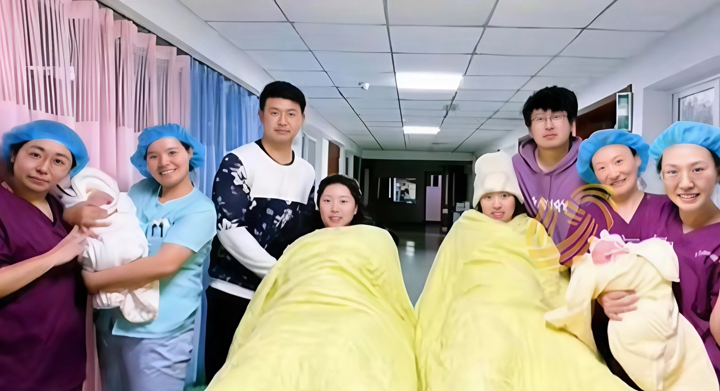 Cả 2 chị em đều sinh con cùng ngày.