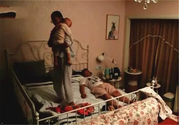 Chồng quyết định lắp một chiếc camera trong phòng ngủ để theo dõi xem vợ.