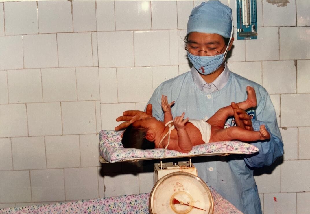 Đúng 0 giờ 0 phút 5 giây “em bé thiên niên kỷ” chào đời.