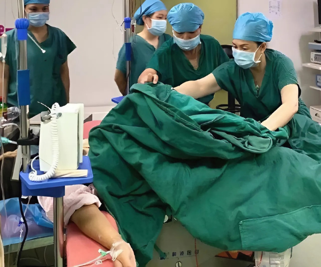 Sản phụ vừa sinh xong đòi đi vệ sinh, bác sĩ tá hỏa hô lớn: