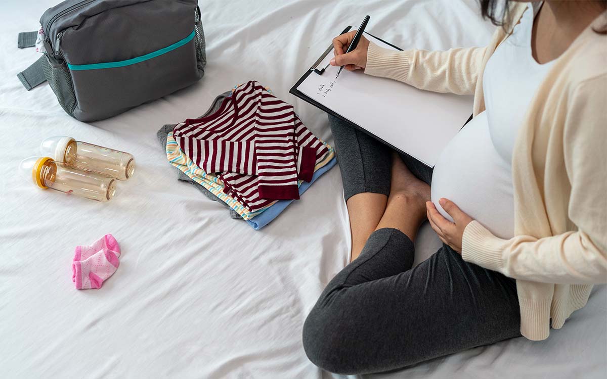 Mẹ bầu nên chuẩn bị sẵn giỏ đồ trước 1 tháng dự sinh.