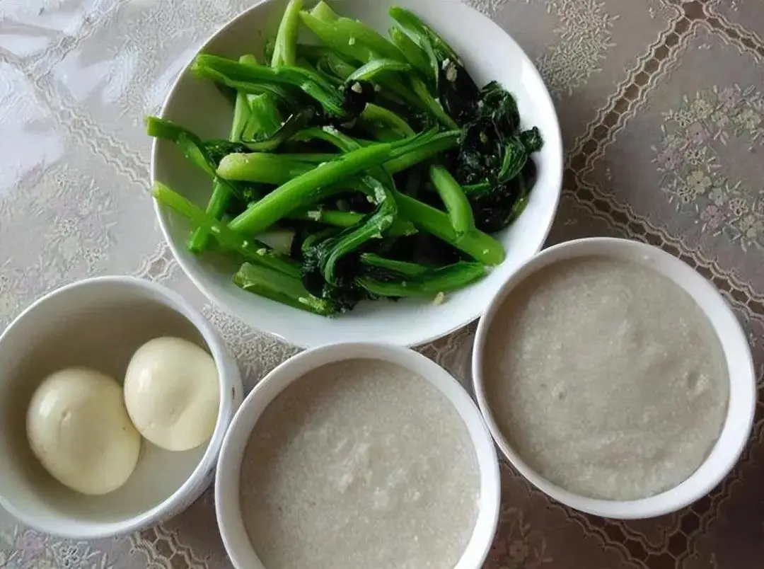 Bữa ăn không có gia vị của mẹ chồng nấu cho cô.