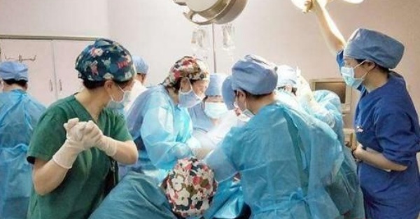 Cả ekip y tế phải chạy đua với thời gian để cứu lấy mạng sống của cô.