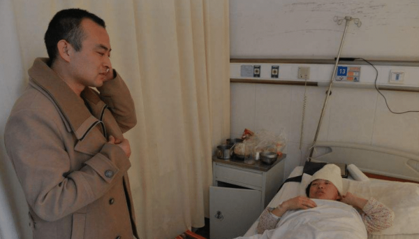 Chồng chị Bình bỏ công việc, đưa vợ nhập viện dưỡng thai.