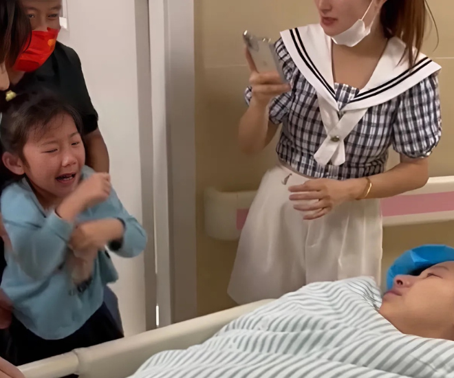 Cô con gái 6 tuổi lo lắng cho mẹ.