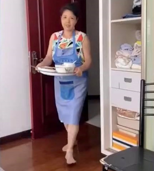 Mẹ chồng cẩn thận chăm sóc con dâu tận giường.