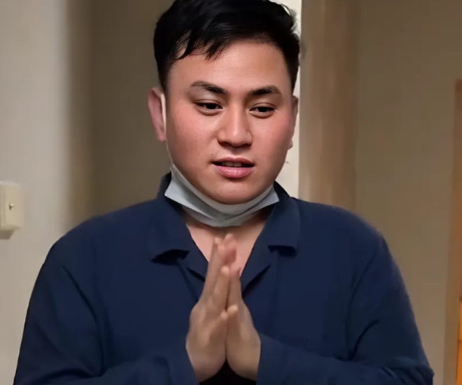 Ông bố đứng chắp tay ngay trước cửa phòng sinh.