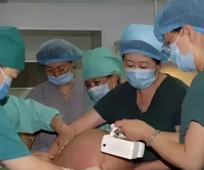 Bác sĩ kinh ngạc khi nghe tiếng hét của sản phụ.