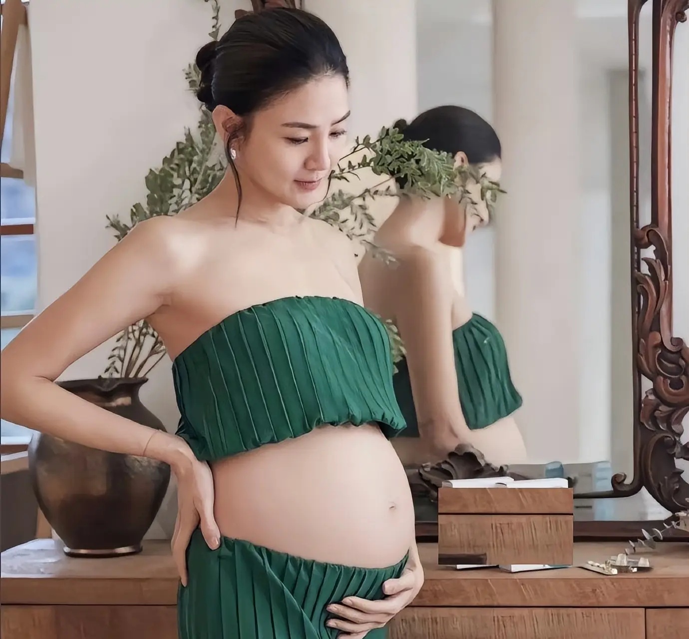 Hồng Tiểu Linh làm mẹ ở tuổi 46.