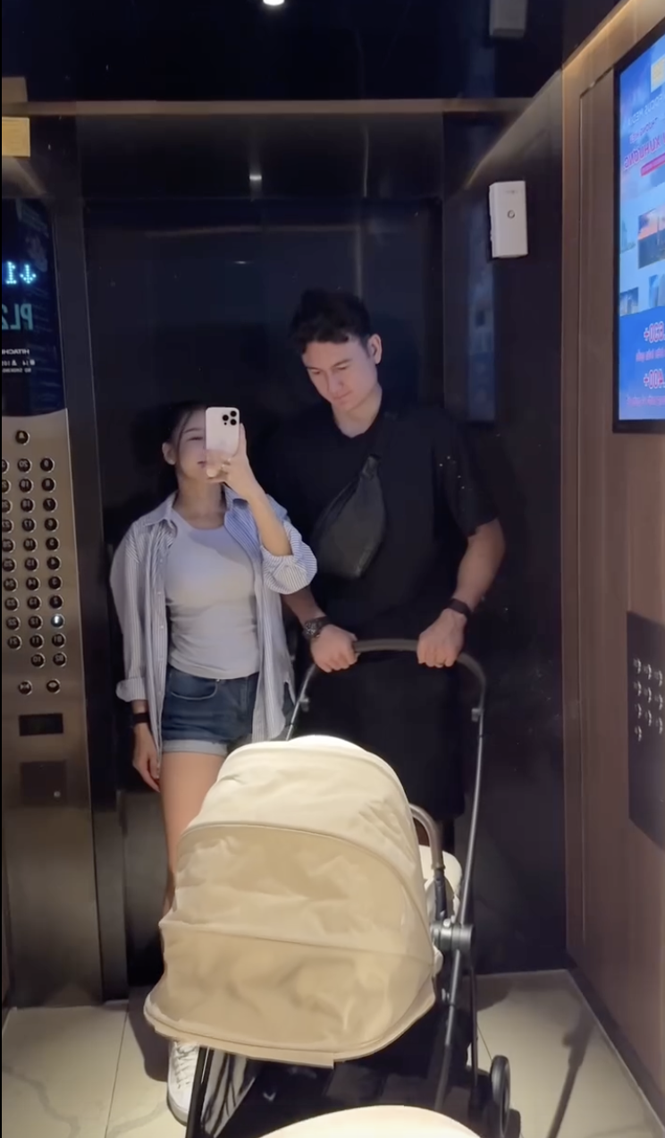 Yến Xuân rạng rỡ bên chồng và con.