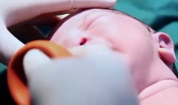 Bé thứ 5 bất ngờ chui ra khiến cả ekip bất ngờ.