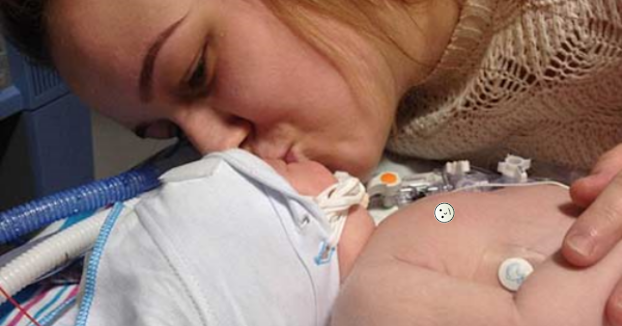 Cảm xúc người mẹ vỡ oà khi thấy con khoẻ mạnh trở lại.